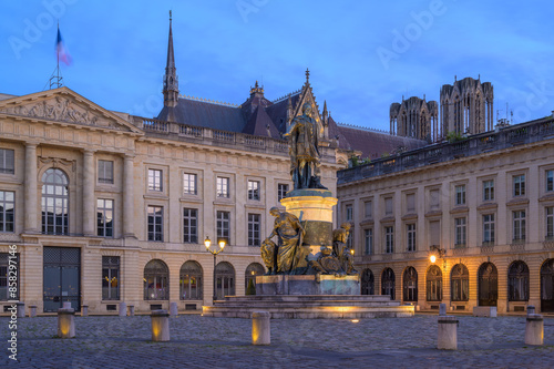 Obraz na płótnie Beautiful Evening View of Place Royale in Reims - France w salonie