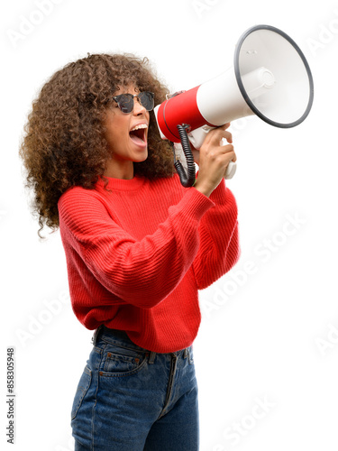Foto African american woman wearing sunglasses communicates shouting loud holding a m