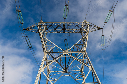 des pylones metalliques  electriques de haute tension de edf et enedis qui transporte l'energie photo