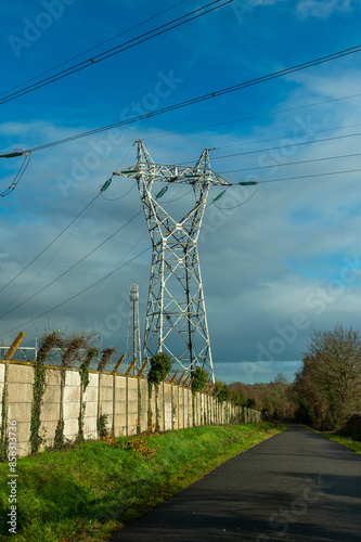 des pylones metalliques  electriques de haute tension de edf et enedis qui transporte l'energie photo