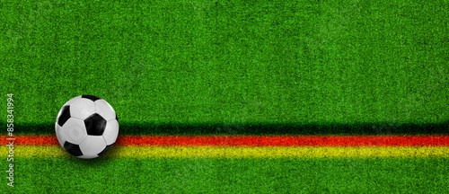 Grüner Fussballrasen mit deutschem Banner in den Nationalfarben schwarz rot gold