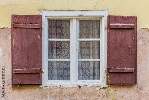 Altes Fenster mit verwitterten Fensterläden