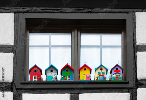 Vogelhäuschen an einem Fenstersims