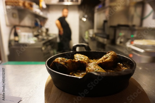 Día en un restaurante cocinando y probando platos photo