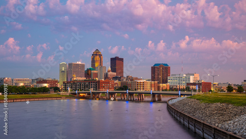 Obraz na płótnie Des Moines, Iowa, USA. Cityscape image of Des Moines skyline, Iowa, USA at summer sunrise. w salonie