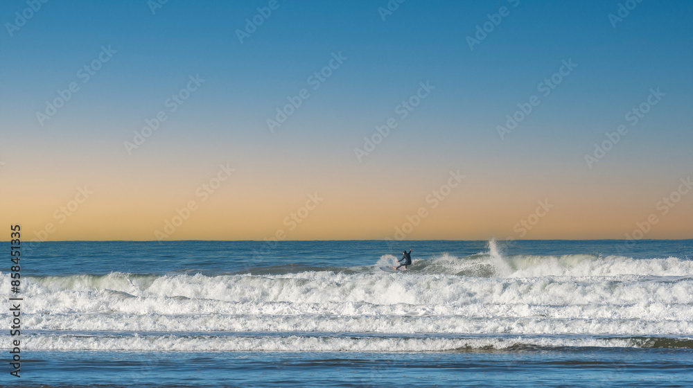 67 / 5 000
solo surfing on the waves of the Pacific Ocean in California
67 / 5 000
solo surfing on the waves of the Pacific Ocean in California
