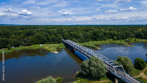 widok na most metalowy, most drogowy, nad rzeką do lasu 