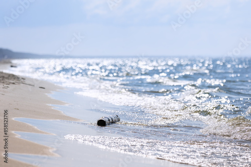 Linia brzegowa nad morzem, krajobraz morski, tapeta, wakacje i wypoczynek w słoneczny dzień, Morze Bałtyckie i piaszczysta plaża