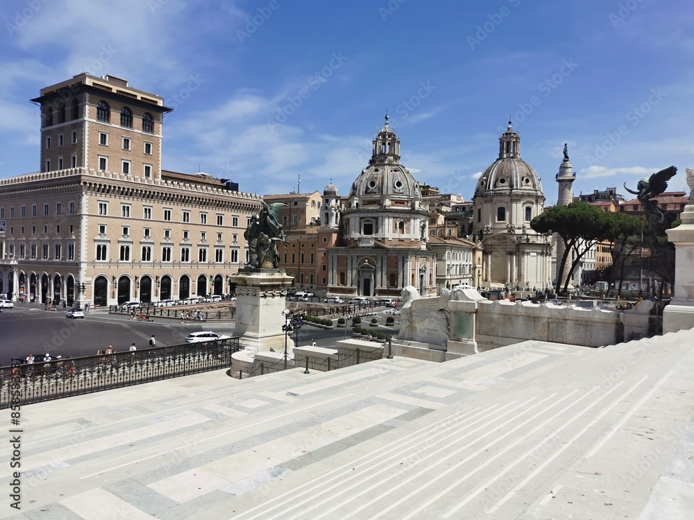 Obraz premium on the steps of the Victor Emmanuel monument in Rome