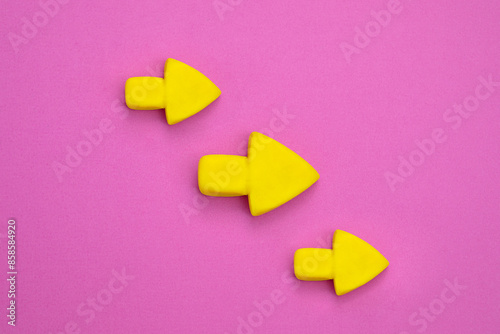 Obraz na płótnie Arrows pointing right side. 3D mockup, yellow sign pointing direction on pinke background. Right way concept. w salonie