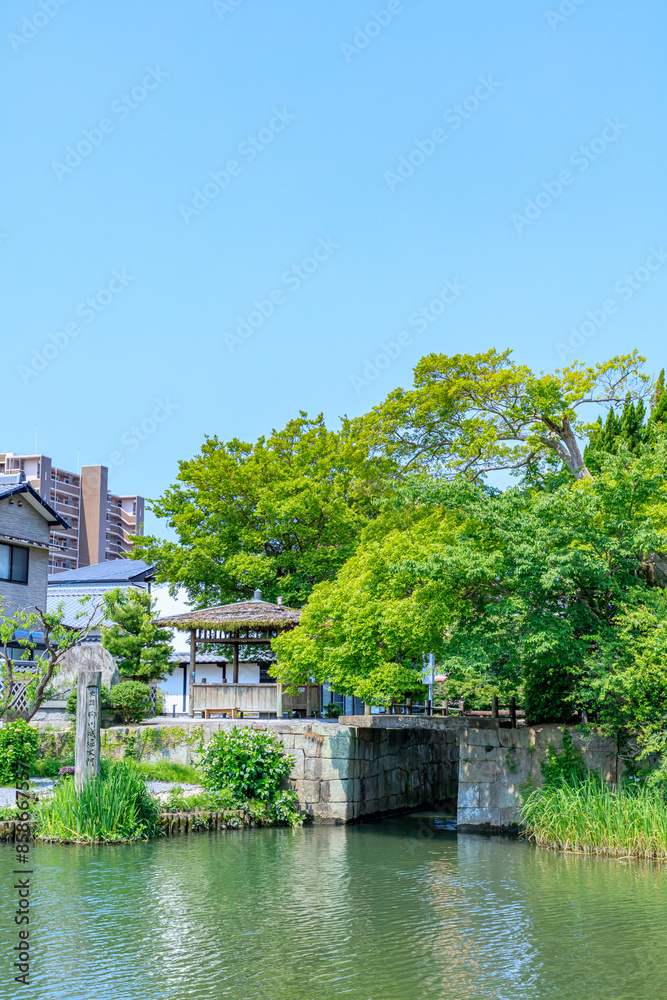 Obraz premium 初夏の柳川城堀水門 福岡県柳川市 Yanagawa Castle Moat Water Gate in early summer. Fukuoka Pref, Yanagawa City.