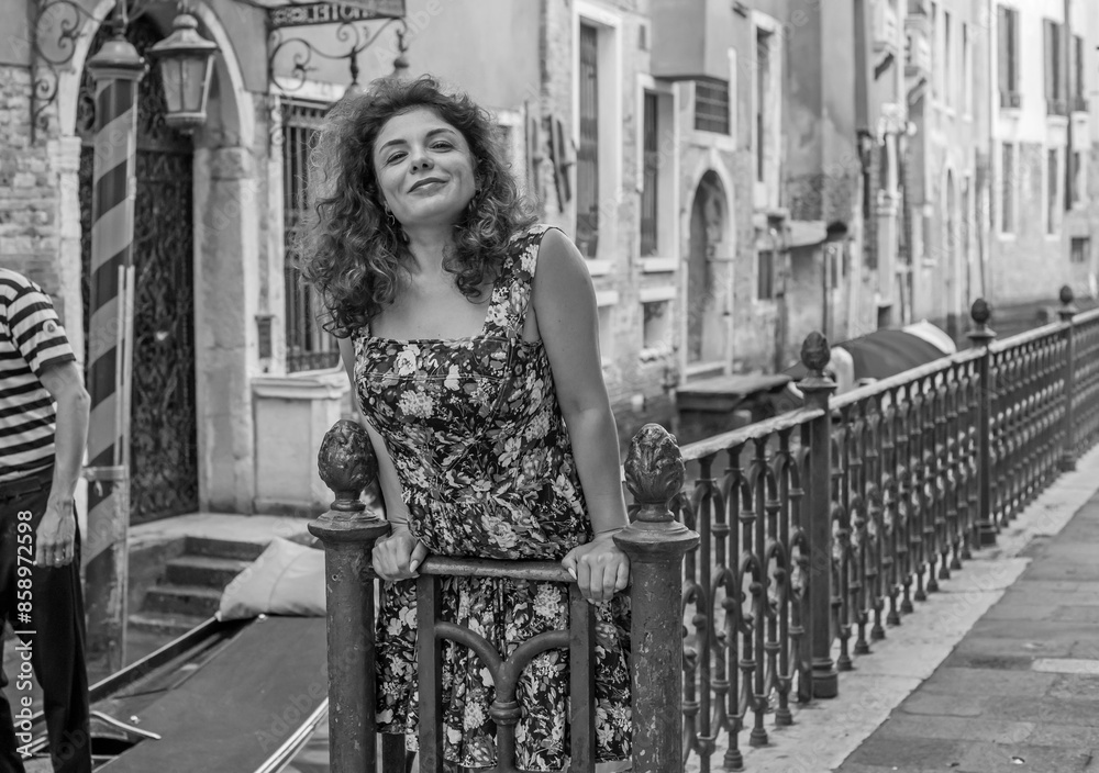 Obraz premium Vacation in Venice - Italy. Concept of tourism and holidays. European or American Woman in city scene 