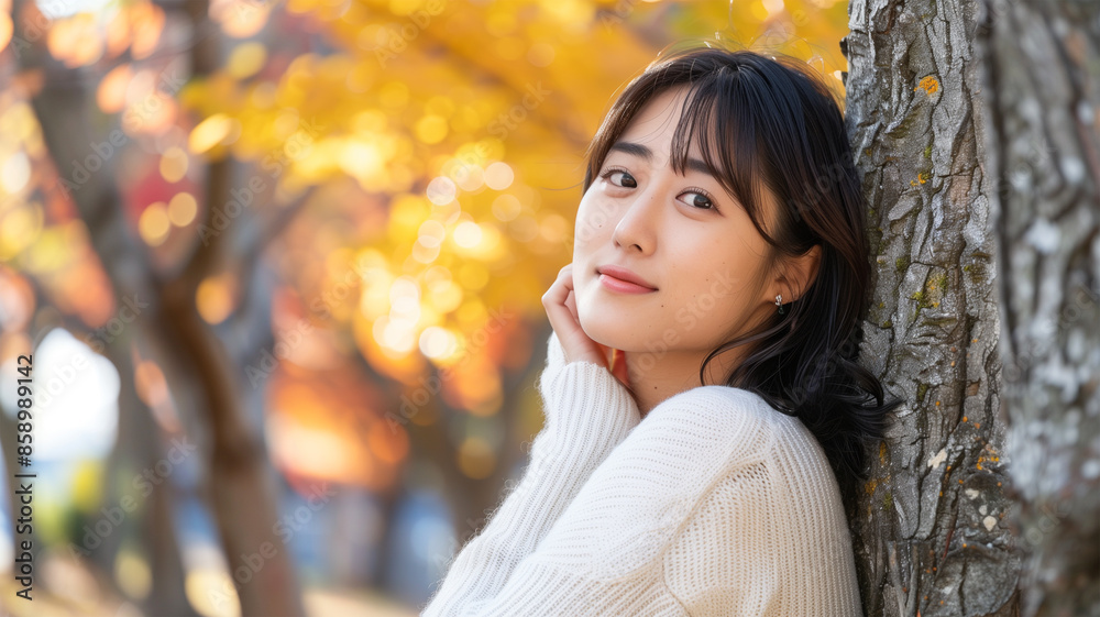 紅葉した木に寄りかかる日本人女性 紅葉した木に寄りかかる日本人女性