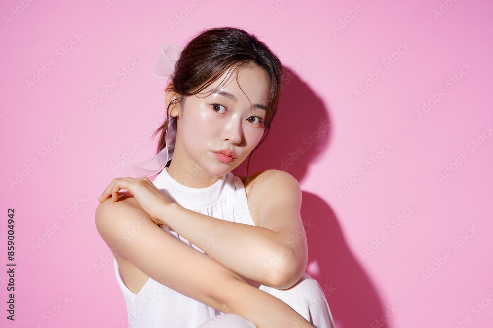 ピンク背景で撮影をした若い女性のカジュアルなポートレート ピンク背景で撮影をした若い女性のカジュアルなポートレート