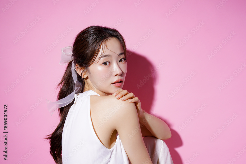 ピンク背景で撮影をした若い女性のカジュアルなポートレート ピンク背景で撮影をした若い女性のカジュアルなポートレート