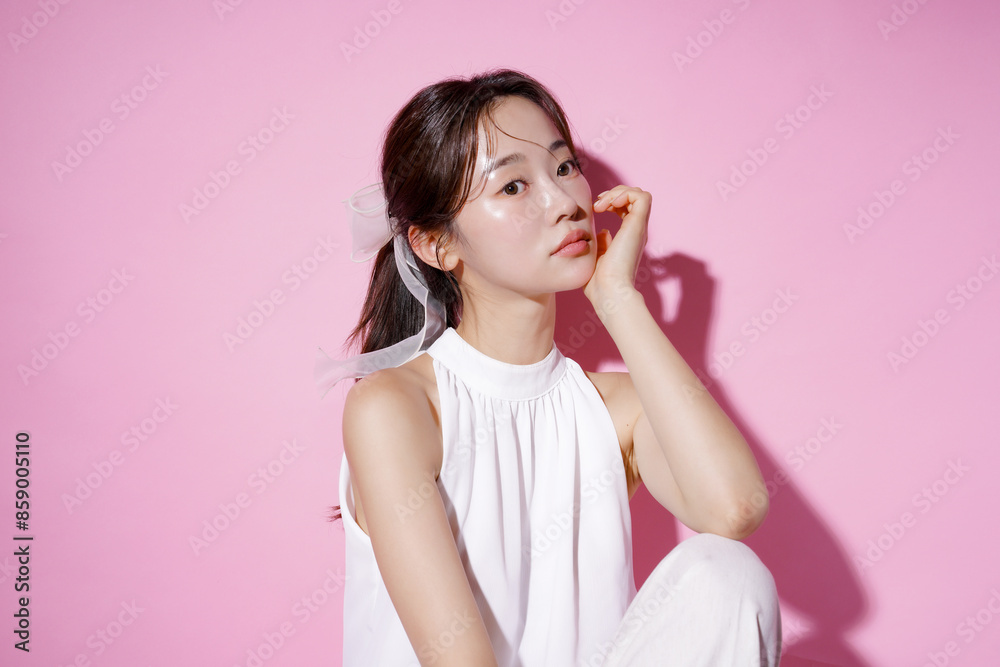 ピンク背景で撮影をした若い女性のカジュアルなポートレート ピンク背景で撮影をした若い女性のカジュアルなポートレート