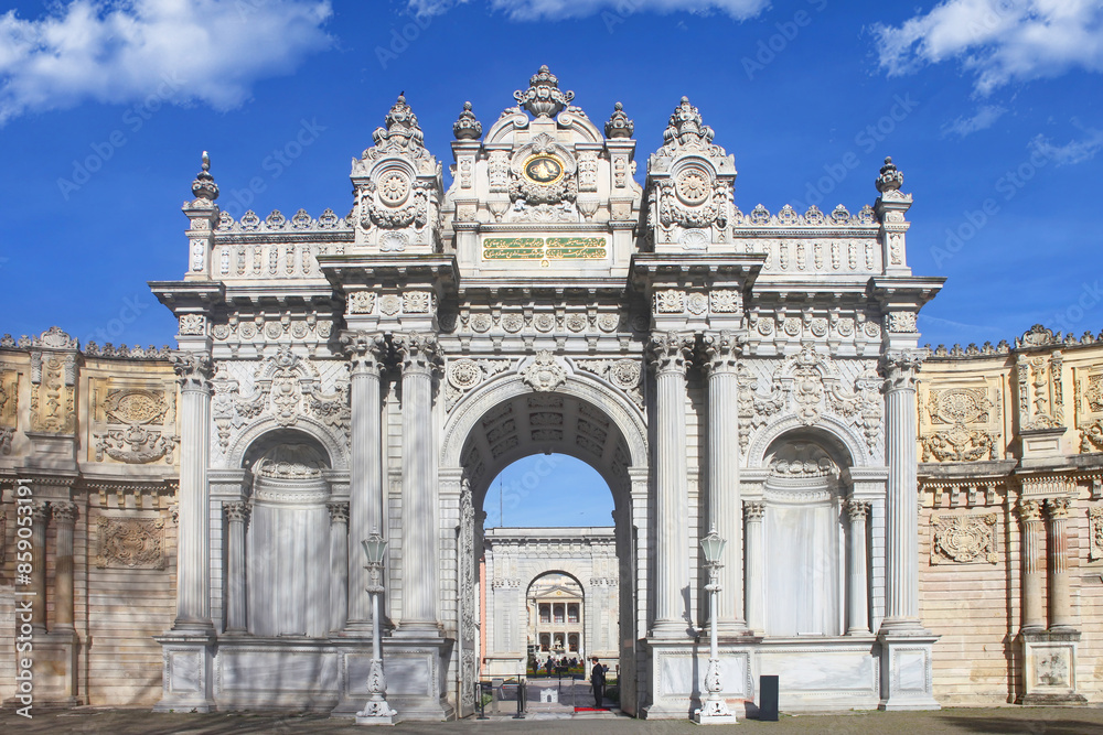 Obraz premium The Gate of the Sultan, entrance portal of the famous Dolmabahce Palace, Istanbul, Turkey
