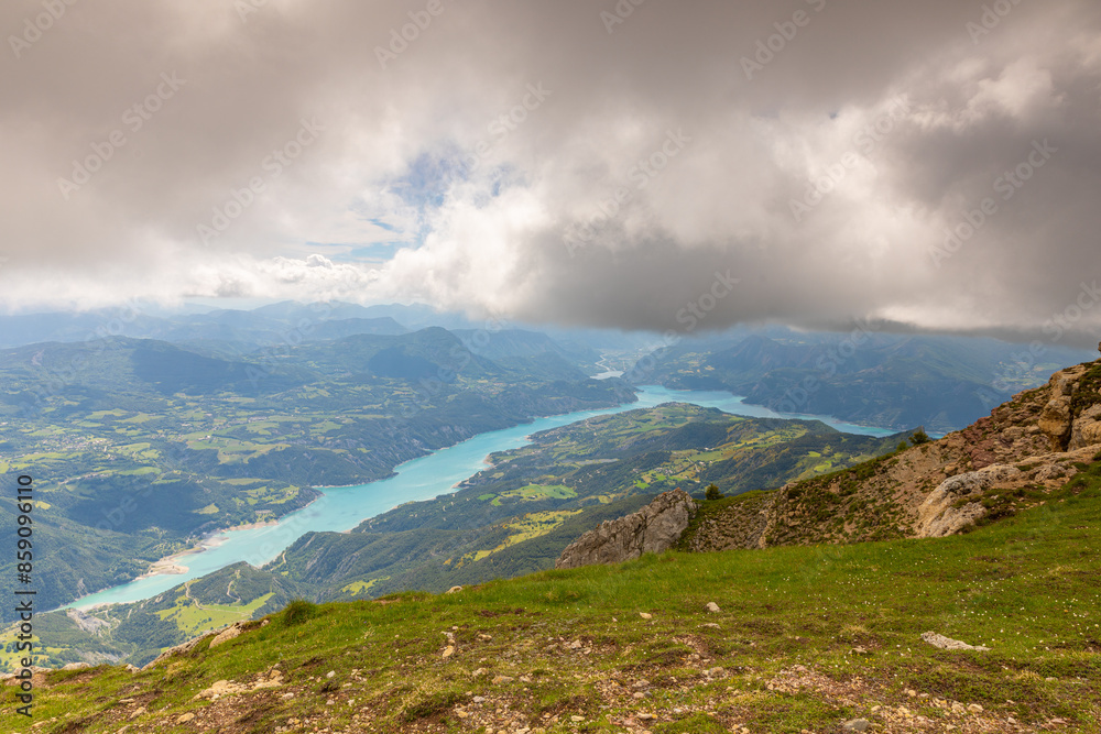 Naklejka premium Vue aérienne du Lac de Serre-Ponçon et son barrage