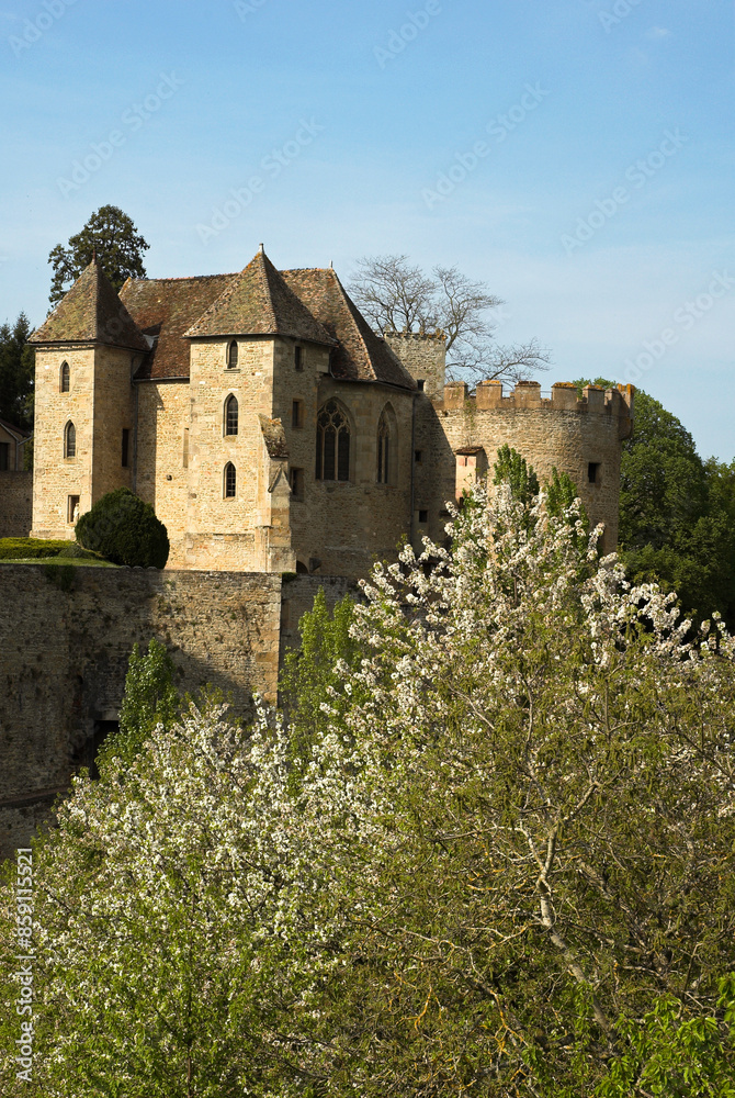 Chateau de Couches Xé, XIIé, 71, Saône et Loire, région Bourgogne Franche Comté, France Chateau de Couches Xé, XIIé, 71, Saône et Loire, région Bourgogne Franche Comté, France