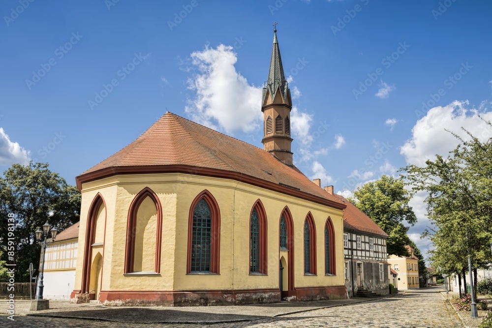 lieberose, deutschland - stadtpanorama mit landkirche und fachwerkhaus