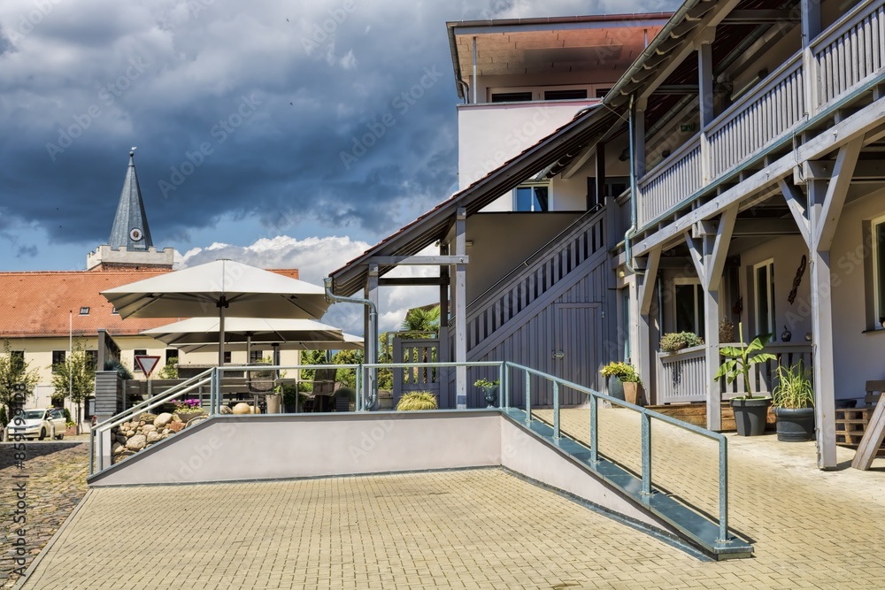 lieberose, deutschland - panorama mit turm der stadtkirche im hintergrund