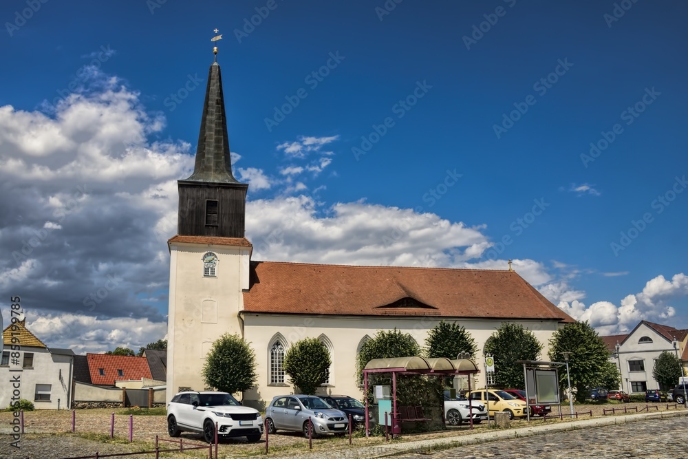 friedland, deutschland - stadtbild mit der kirche am marktplatz