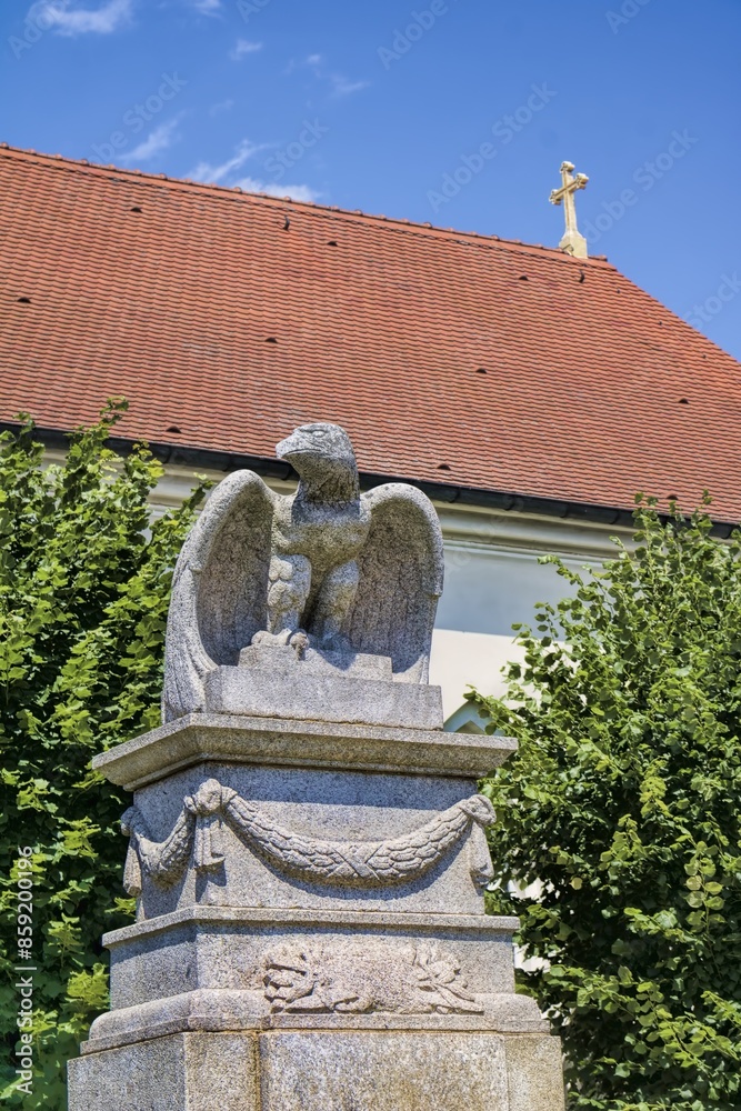friedland, deutschland - denkmal mit steinadler am marktplatz
