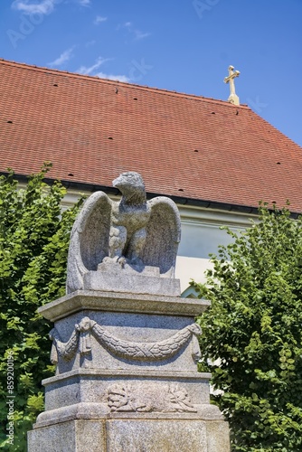 Obraz na płótnie friedland, deutschland - denkmal mit steinadler am marktplatz w salonie