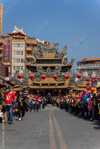 These photos capture the vibrant scenes of the Baishatun Mazu pilgrimage, where devoted followers walk alongside the Mazu palanquin as it makes its way through the streets.
