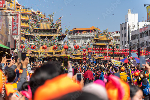 These photos capture the vibrant scenes of the Baishatun Mazu pilgrimage, where devoted followers walk alongside the Mazu palanquin as it makes its way through the streets. photo