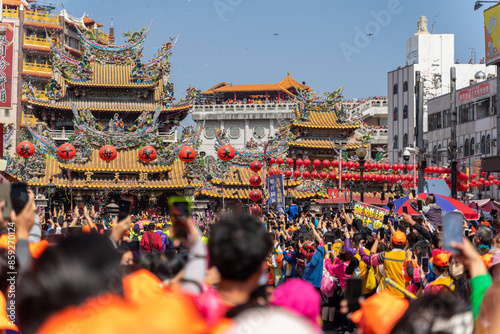 These photos capture the vibrant scenes of the Baishatun Mazu pilgrimage, where devoted followers walk alongside the Mazu palanquin as it makes its way through the streets.