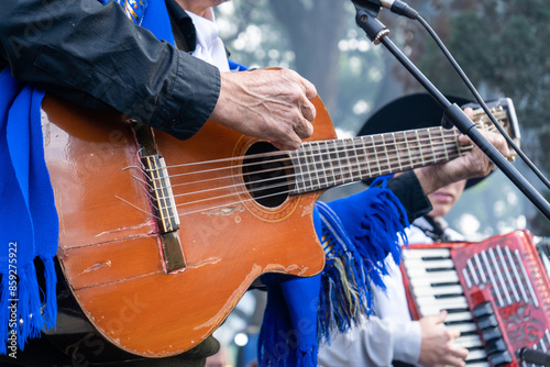 Tablou pe pânză Banda típica de folklore argentino tocando en vivo
