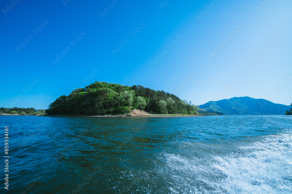 Fototapeta premium 河口湖の上から見える美しい富士山