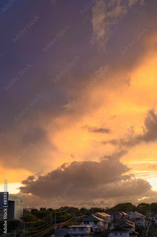 住宅街から望む夕焼け空