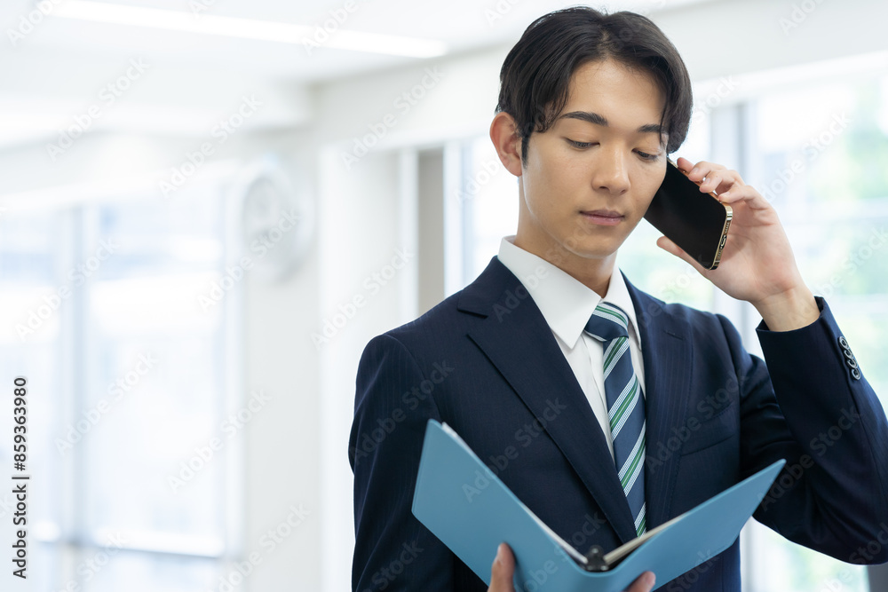 オフィスで働くビジネスマン オフィスで働くビジネスマン
