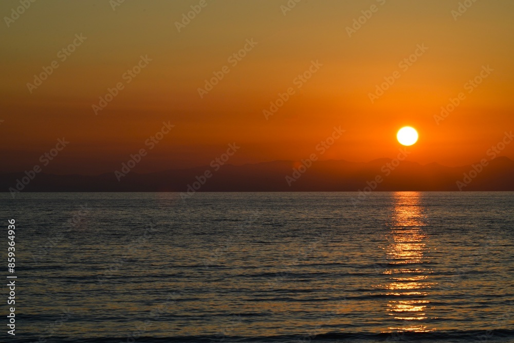 佐渡ヶ島を望む日本海の夕日 佐渡ヶ島を望む日本海の夕日
