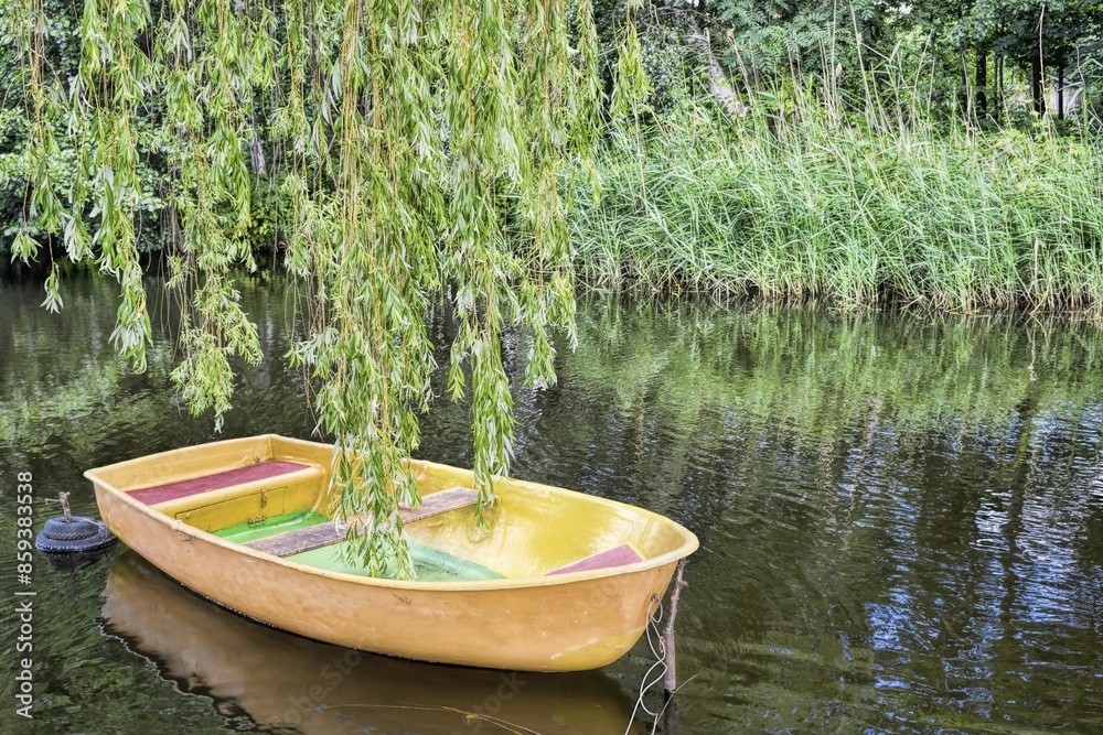 beeskow, deutschland - idylle mit gelbem boot an der oder