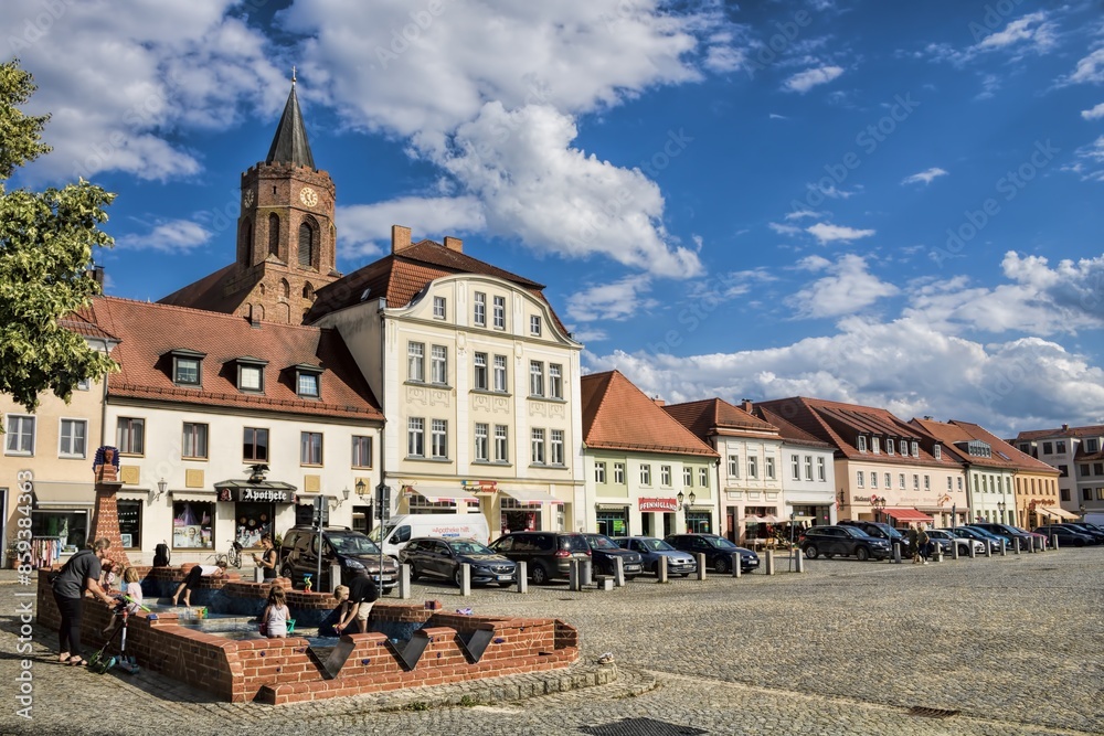 beeskow, deutschland - marktplatz mit brunnen und marienkirche