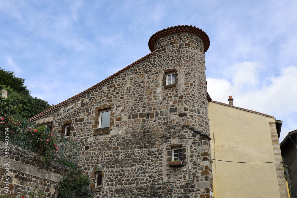 Bâtiment typique, vue de l'extérieur, ville de Le Puy en Velay, département de la Haute Loire, France Bâtiment typique, vue de l'extérieur, ville de Le Puy en Velay, département de la Haute Loire, France
