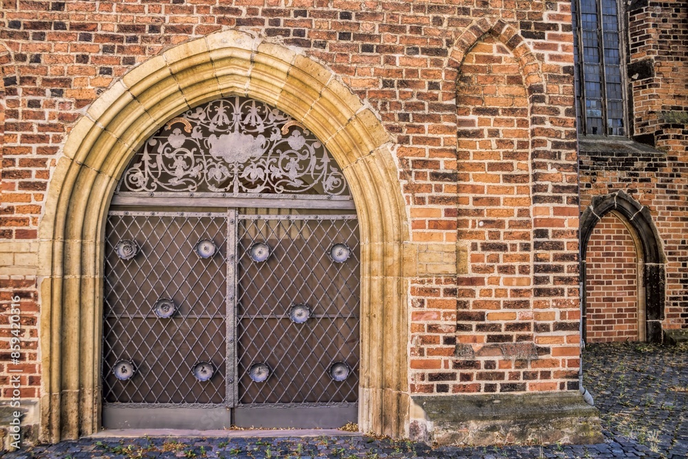 eilenburg, deutschland - seitenportal an der nikolaikirche
