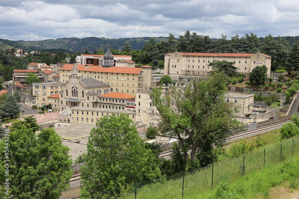L'hôpital, vue de l'extérieur, ville de Le Puy en Velay, département de la Haute Loire, France L'hôpital, vue de l'extérieur, ville de Le Puy en Velay, département de la Haute Loire, France