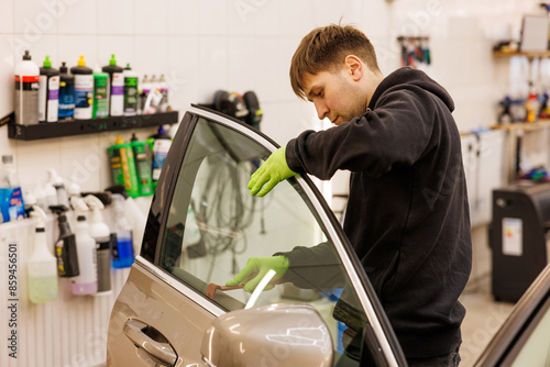 Obraz na płótnie Man repair right door car locks mechanic w salonie