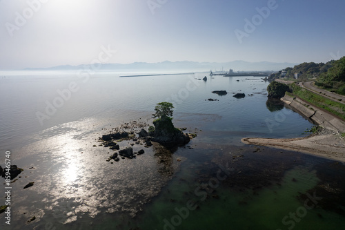 雨晴海岸・女岩と立山連峰（ドローンによる空撮） photo