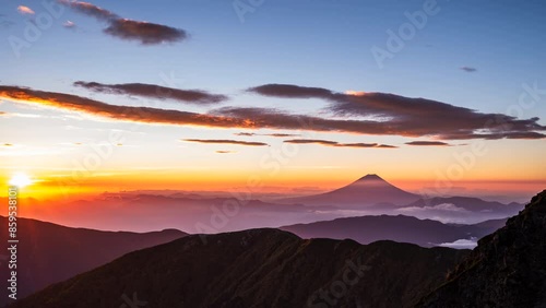 北岳肩の小屋から望む富士山と日の出タイムラプス　山梨県南アルプス市