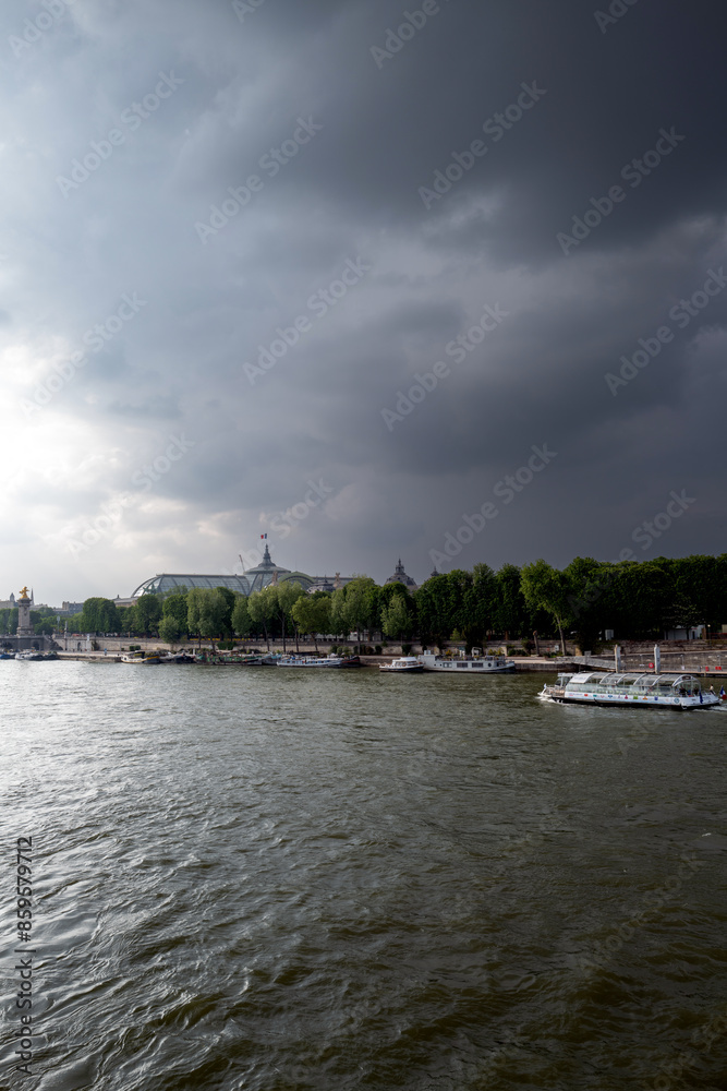 Naklejka premium un ciel orageux sur la Seine et la Tour Eiffel à Paris en France