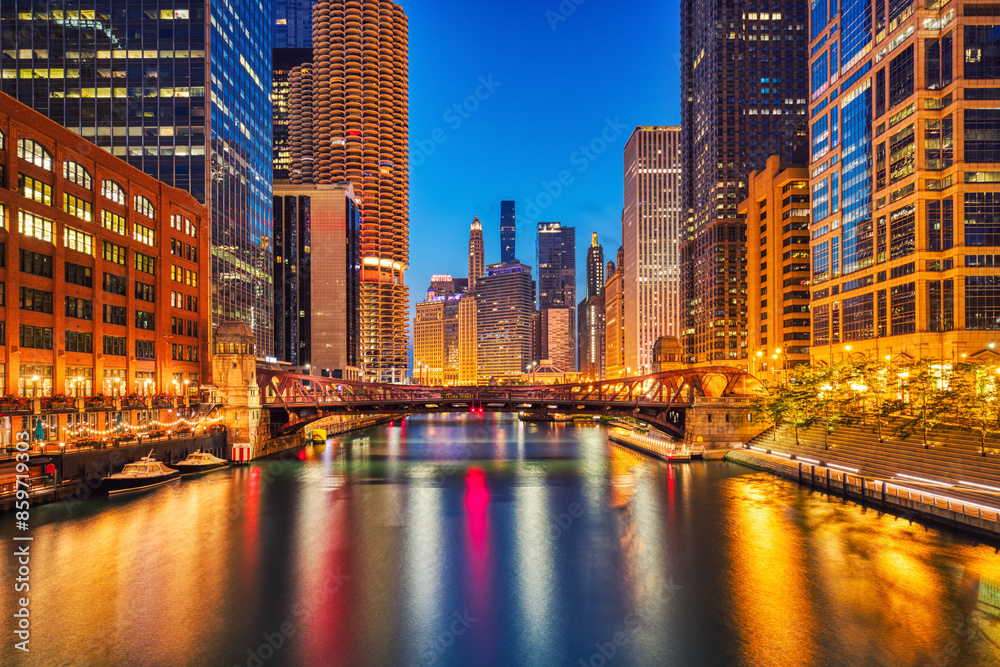 Obraz premium Chicago Downtown Cityscape with Chicago River at Dusk