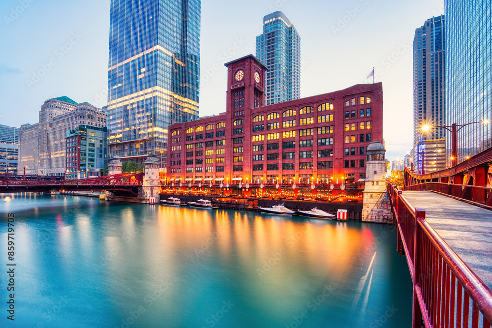 Fototapeta premium Chicago Downtown Cityscape with Chicago River at Dusk