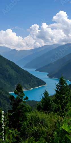 Montanhas Verdes Exuberantes com Lago Azul na Base