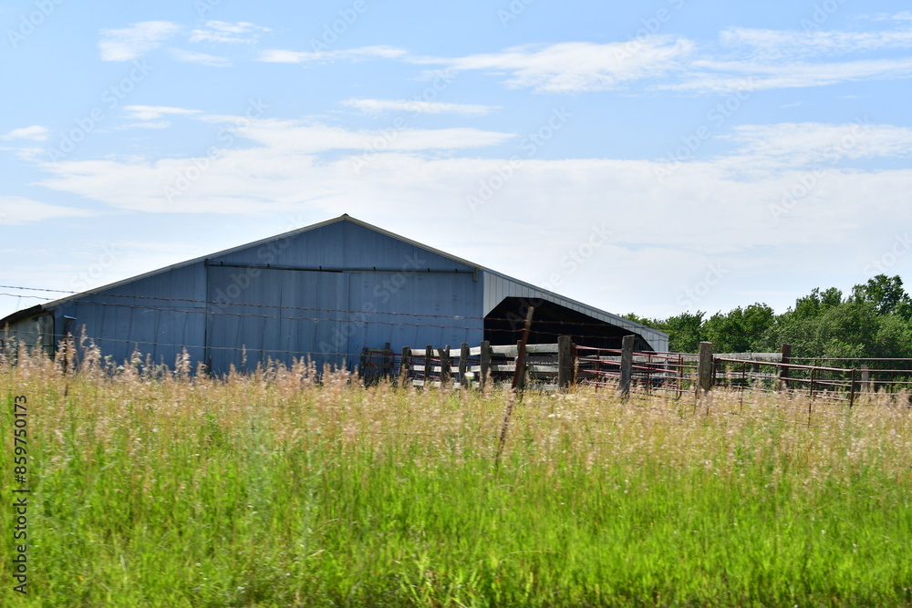 Obraz premium Metal Barn in a Farm Field