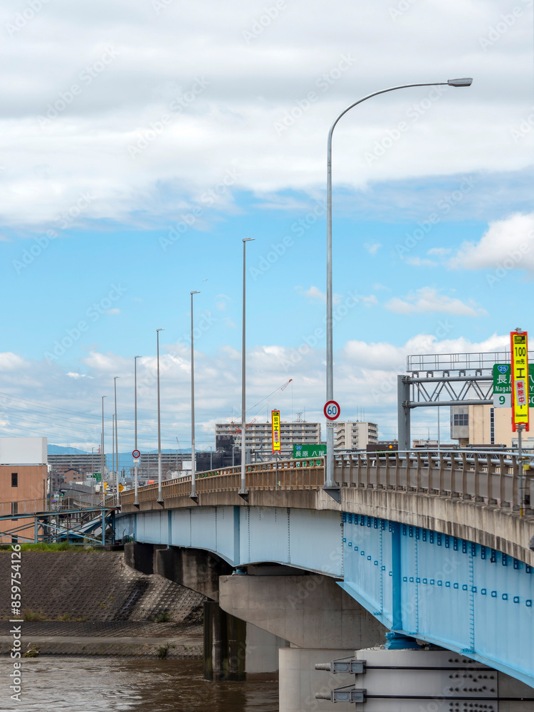 Obraz premium 河川に駆けられた橋と街の風景